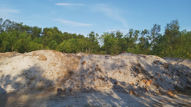 Bắt[-]quả[-]tang[-]vụ[-]khai[-]th&aacute;c[-]c&aacute;t[-]tr&aacute;i[-]ph&eacute;p[-]giữa[-]trung[-]t&acirc;m[-]thị[-]trấn[-]Phước[-]Bửu